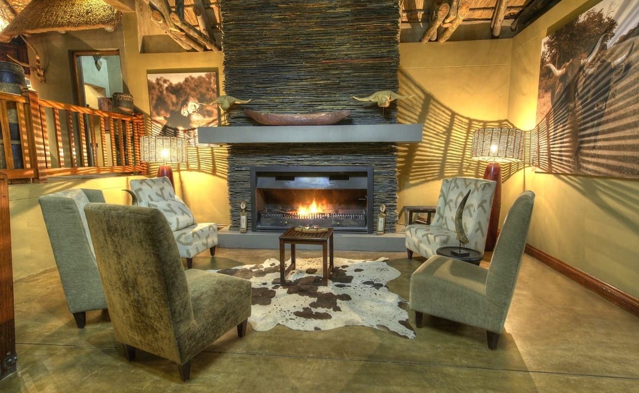Lounge mit Kamin in der Luxuslodge Divava, Namibia