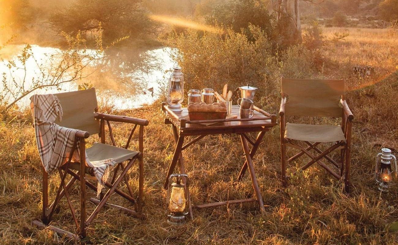 Frühstück am Wasserloch im Kings Camp