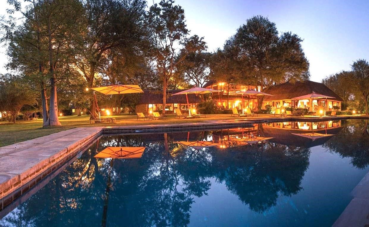 Am Pool des Luxuscamps im Timbavati