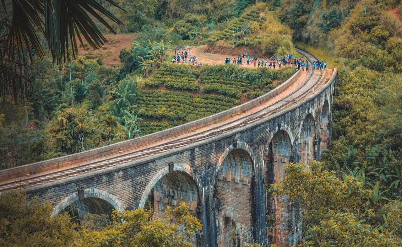 Zugfahrt in Sri Lanka - Nine Arches Bridge