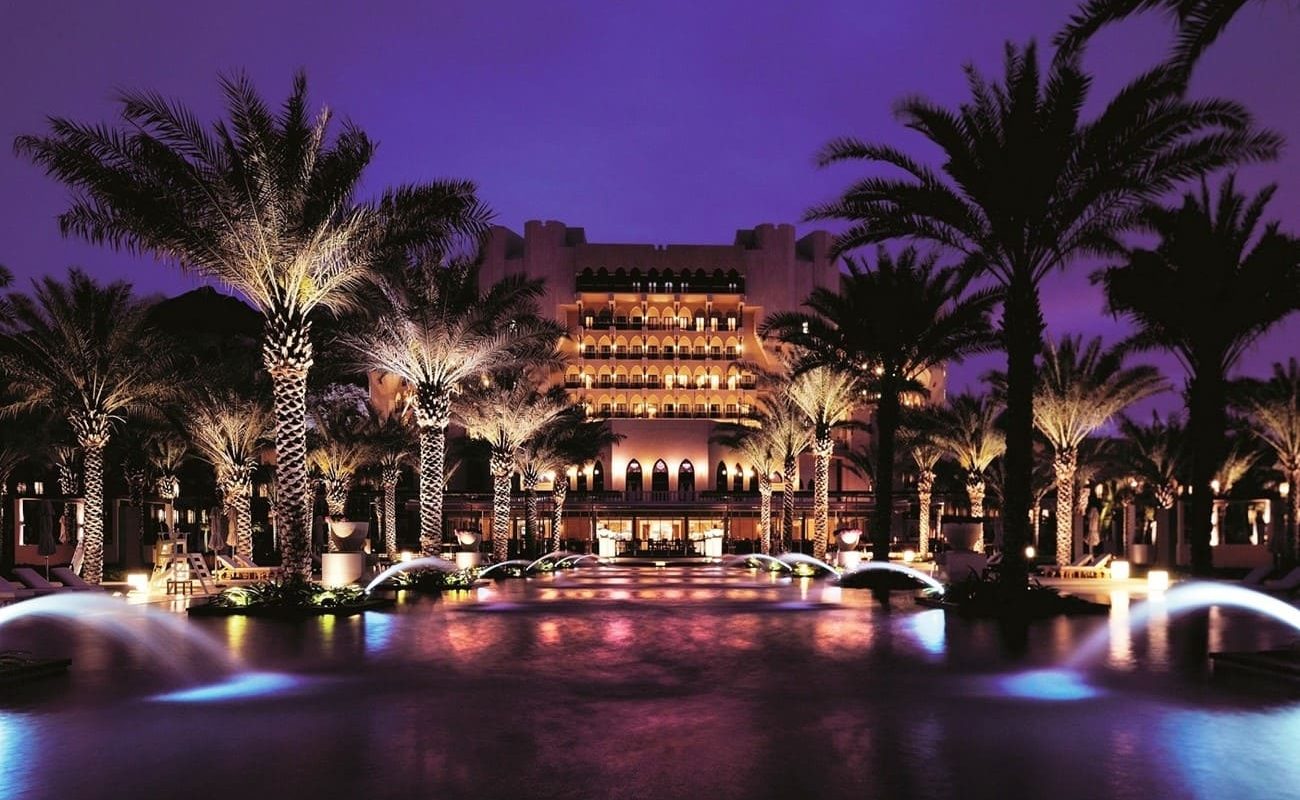 Al Bustan Eingang nachts Eingang des Al Bustan