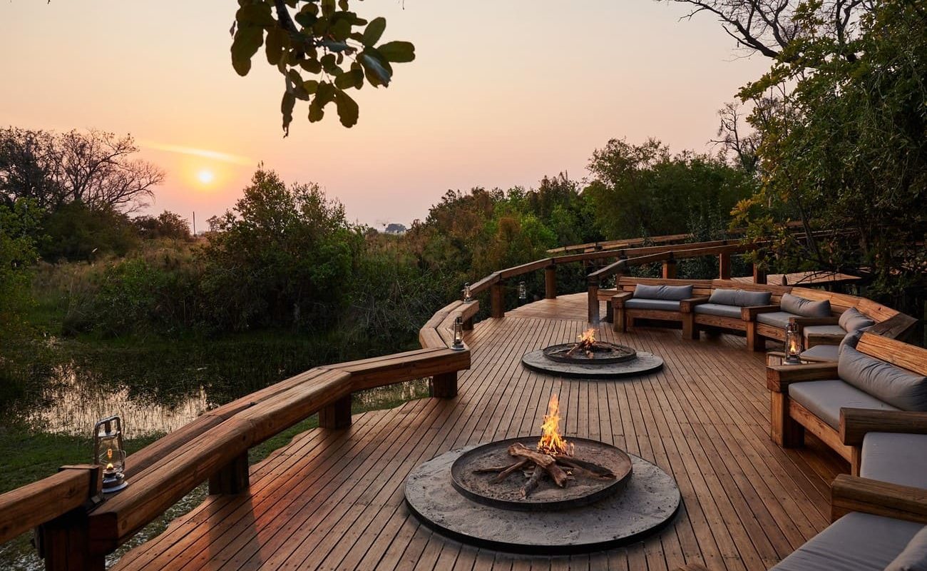 Feuerstelle auf dem Deck des Camp Okavangos