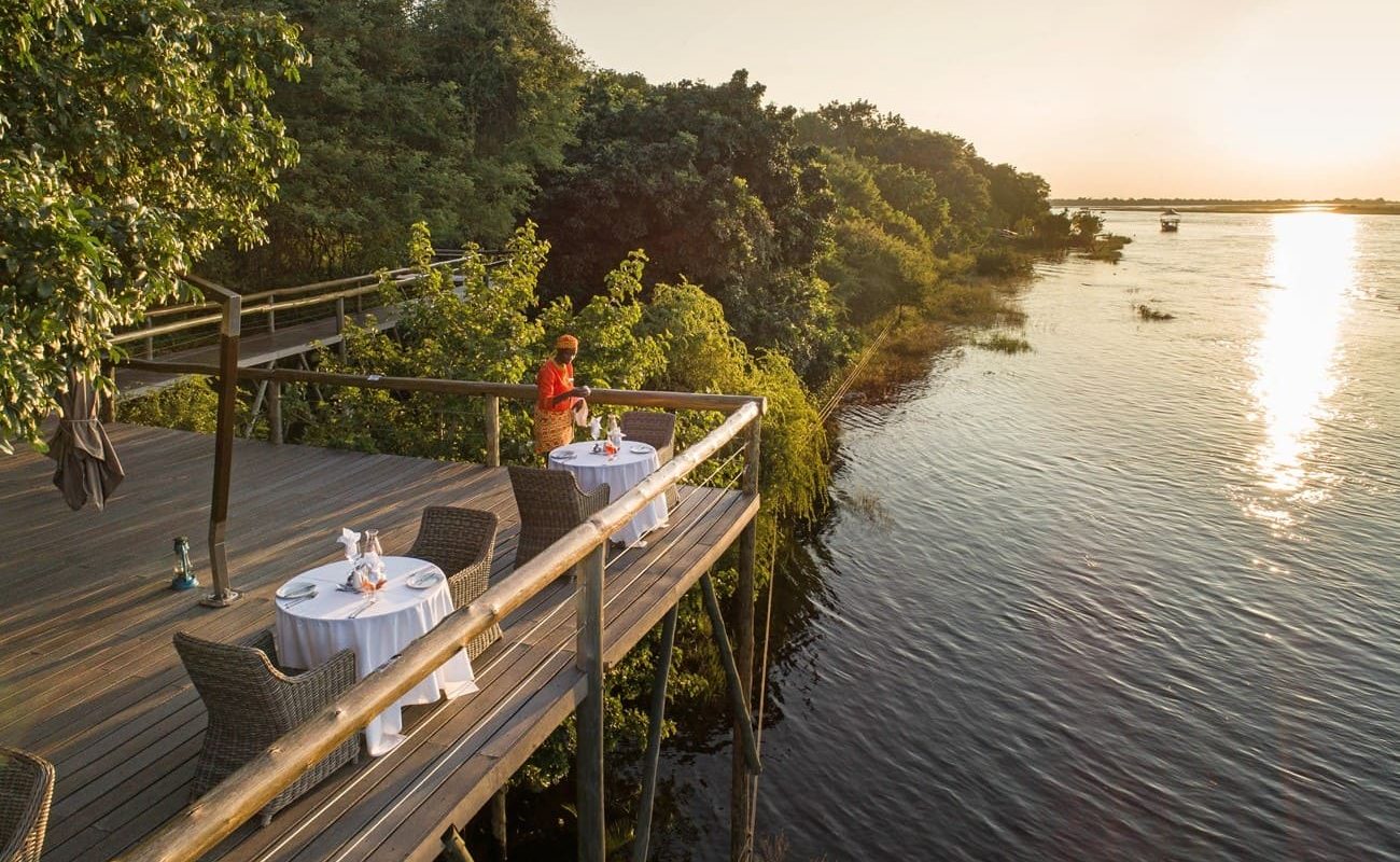 Dinner auf dem Deck der Chobe Game Lodge