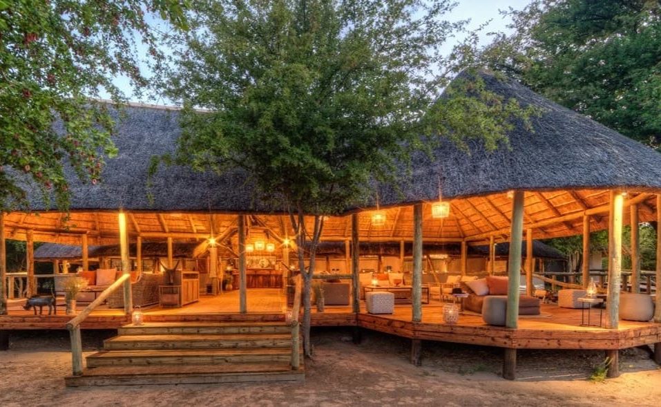 Haupthaus und Lounge von Dinaka