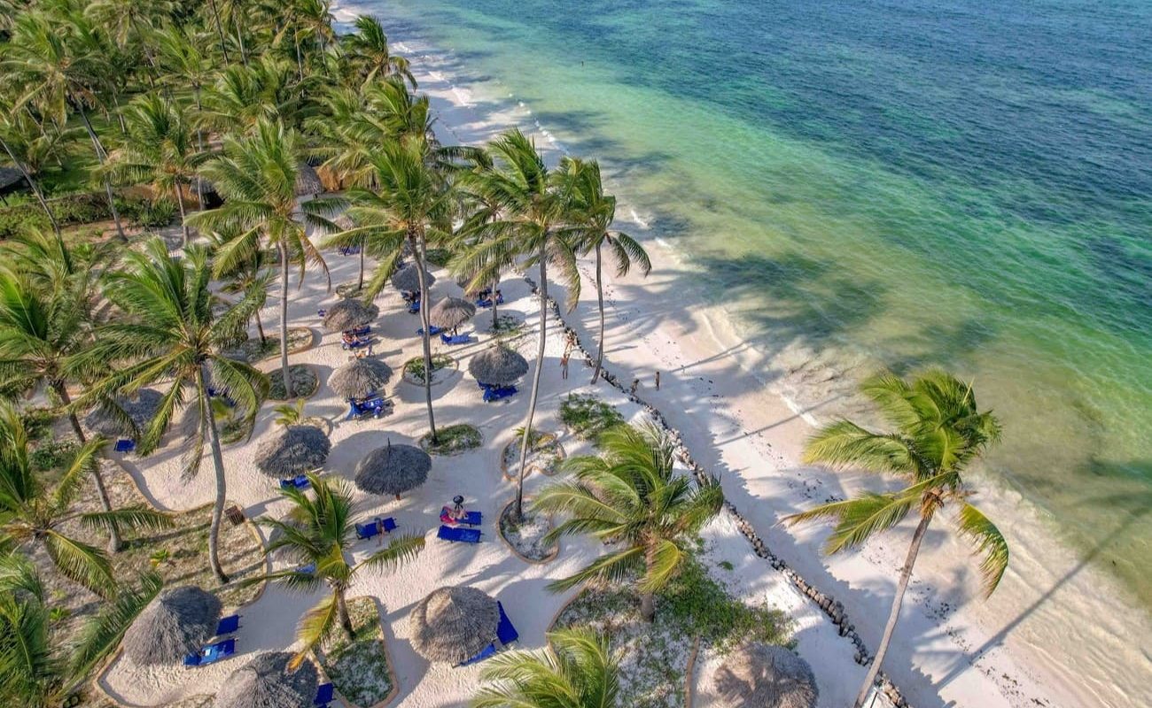 Breezes Beach Resort & Spa Zanzibar Strand mit Sonnenschirmen Liegewiese und Strand des Breezes