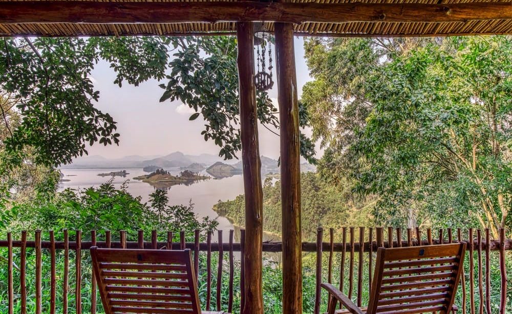 Gorilla Express Chameleon Hill private Veranda Ausblick eines Chalets von Chameleon Hill