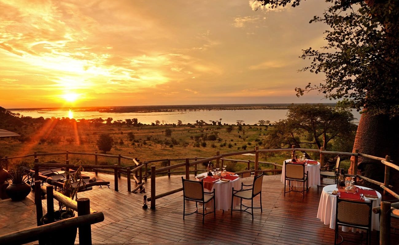Deck der Ngoma Safari Lodge mit Flussblick