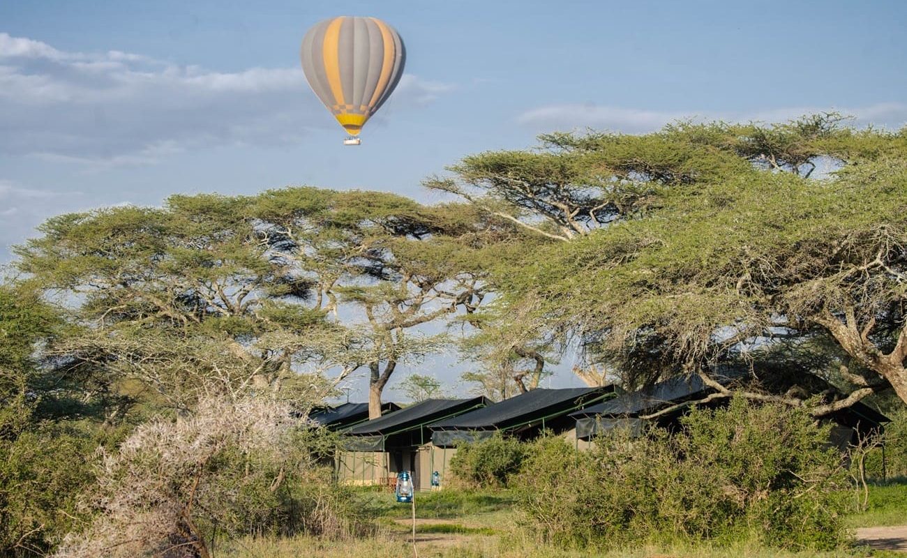 Angata Migration Camp Ballon Camp Heißluftballon über dem mobilen Luxuscamp in der Serengeti