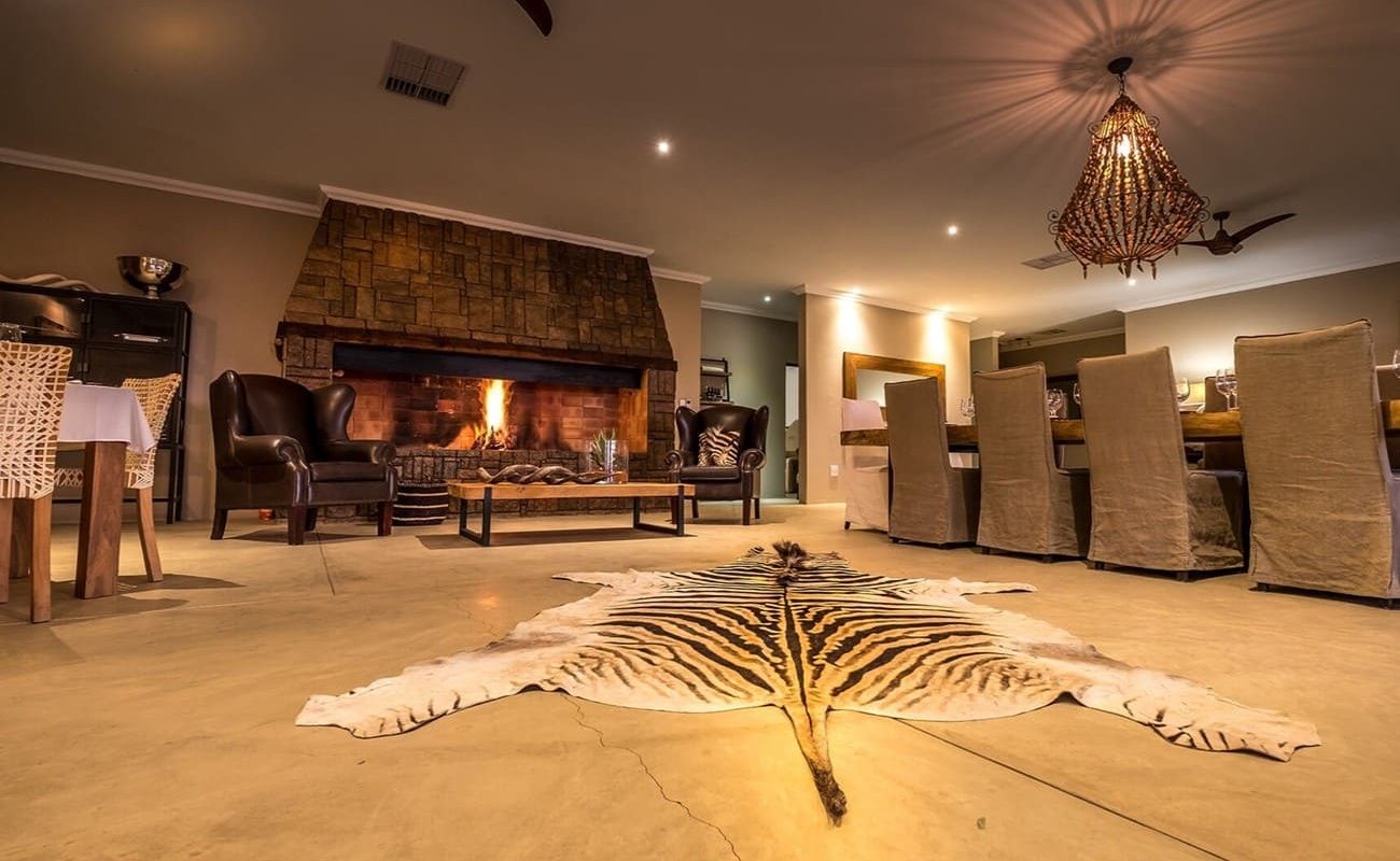 Bagatelle Kalahari Game Ranch Dune Exclusive Chalets Farmhouse Lounge und Speisezimmer Bagatelle Kalahari Boutique Farmhouse Speisezimmer