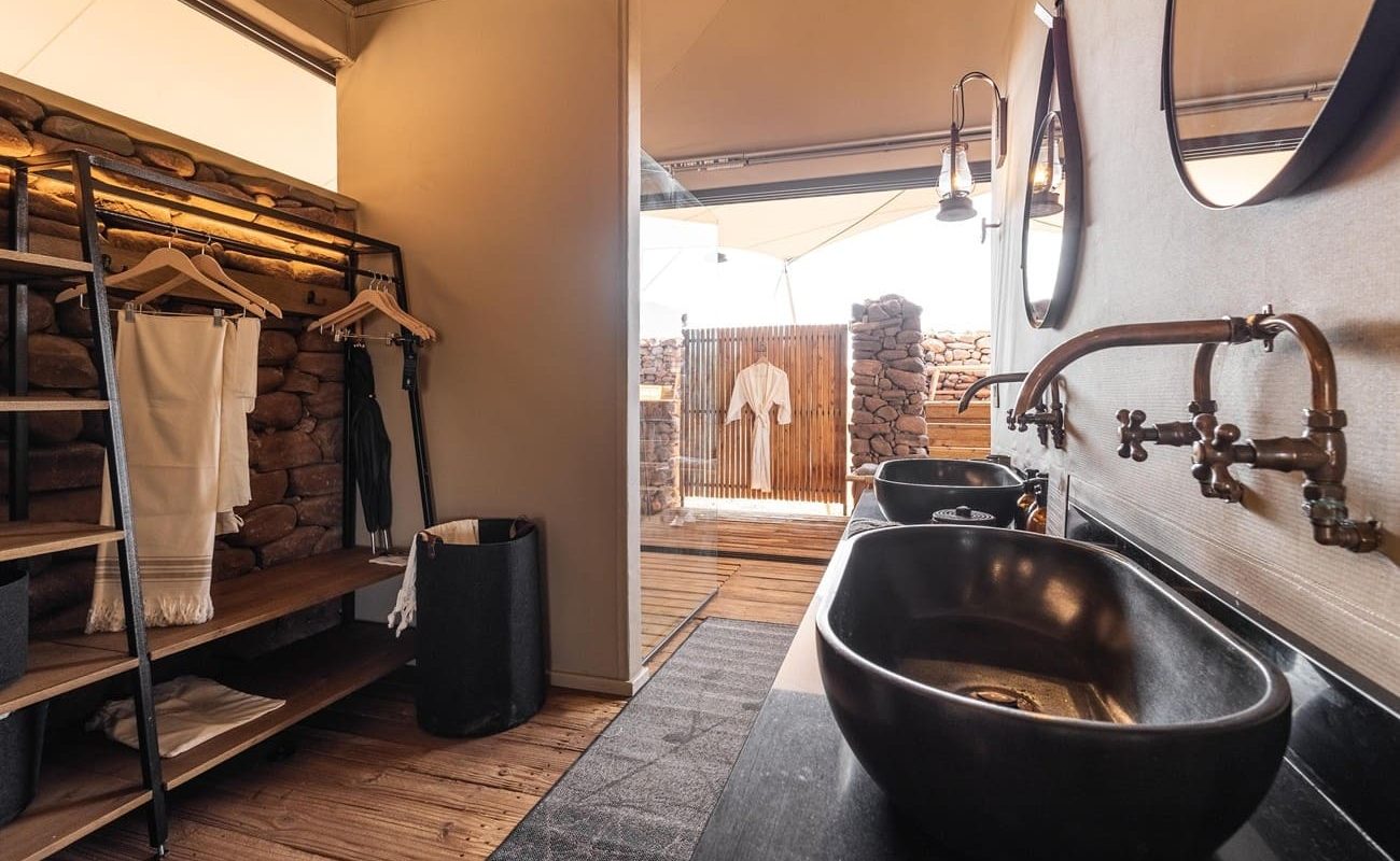 Desert Rhino Camp Suite Badezimmer Badezimmer einer Suite im Desert Rhino Camp