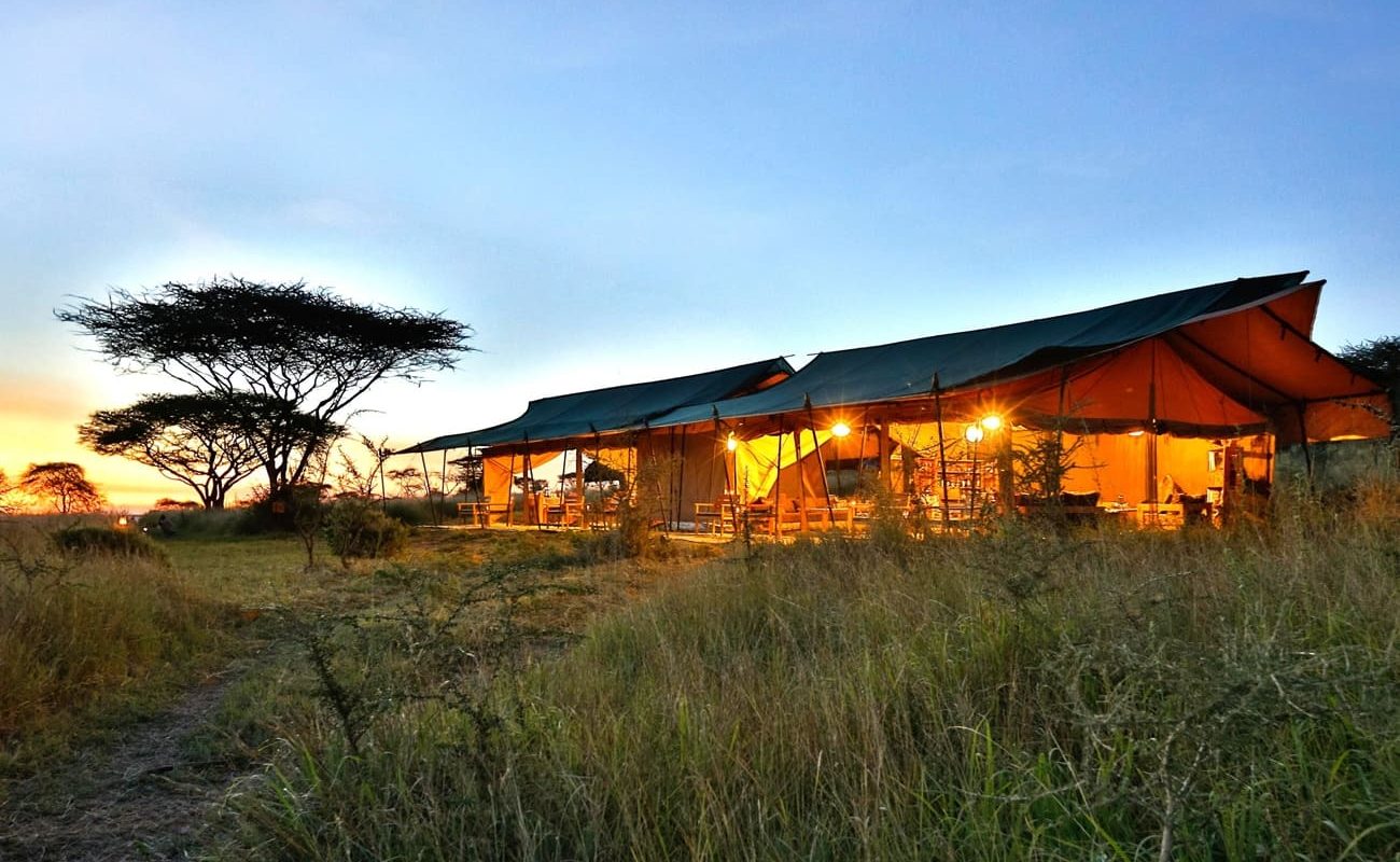 Nyikani Camp Central Serengeti Messzelt abends Messzelt Nyikani Camp Central Serengeti