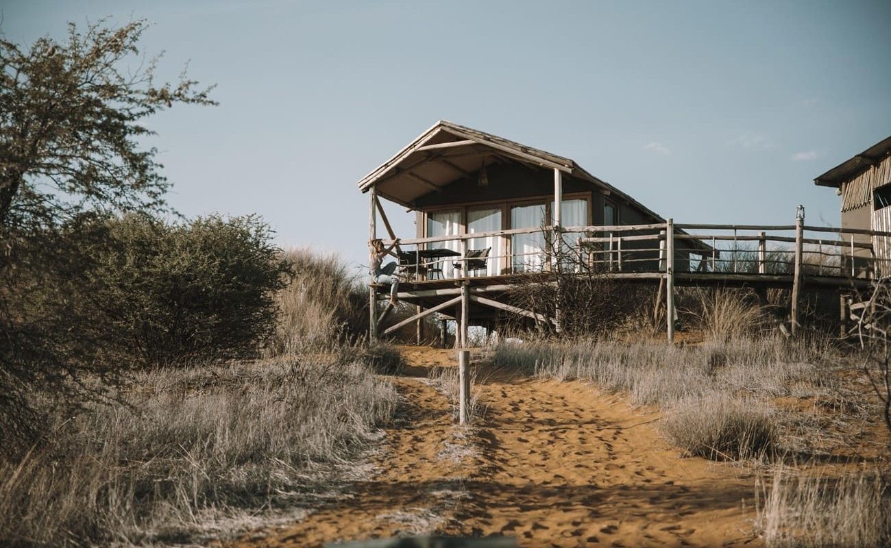 Teufelskrallen Lodge Zelt außen Blick auf ein Zelt von Teufelskralle Kalahari