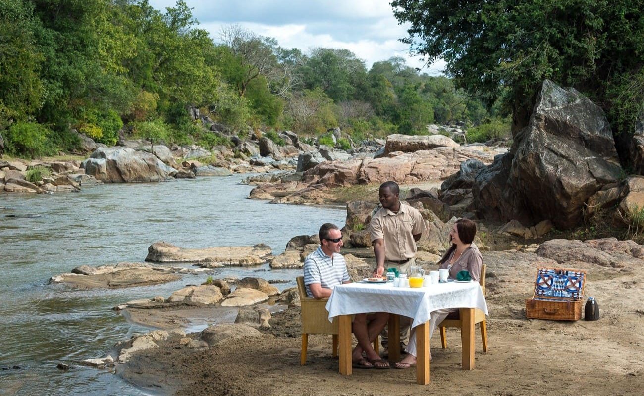 Malawi Süden Dinner am Mkulumadzi River Dinner am Mkulumadzi River