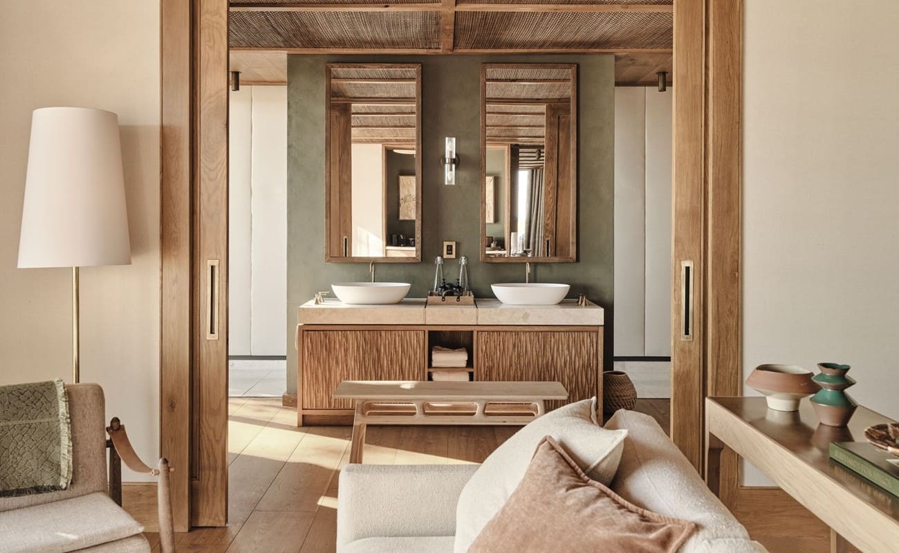 Sanctuary Baines Lodge Suite Schlafbereich Blick in das Badezimmer von Baines, Botswana