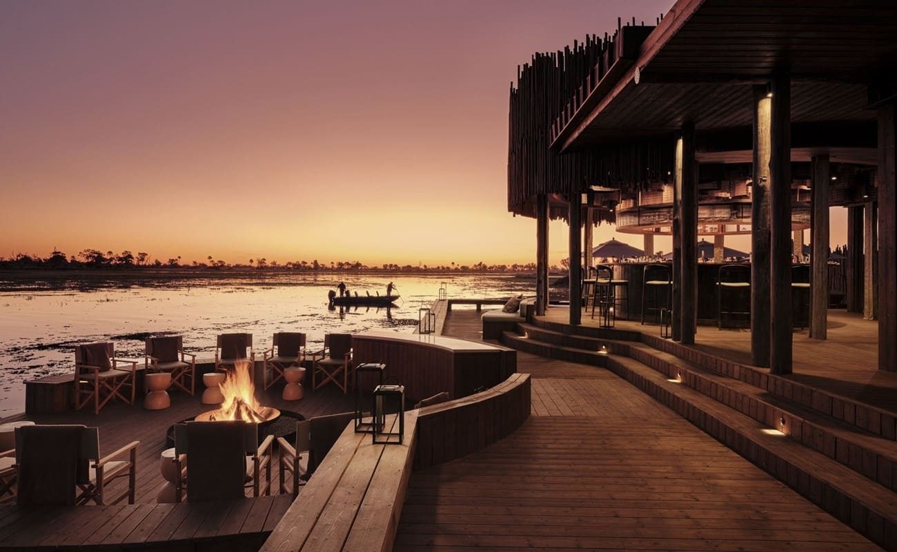 Sanctuary Baines Lodge Veranda und Boma Abendstimmung im Luxuscamp Baines