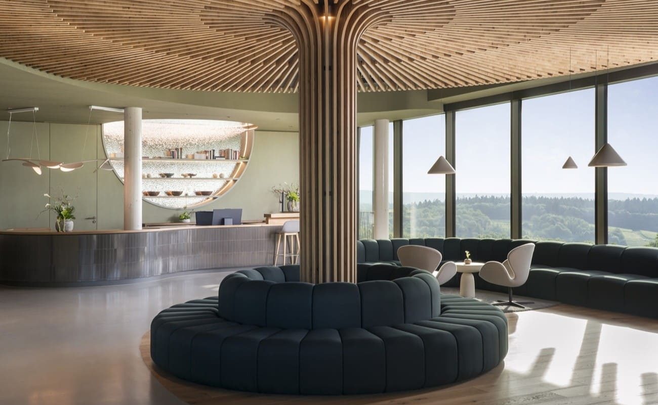 Lobby des eleganten Luxushotels im Rheingau