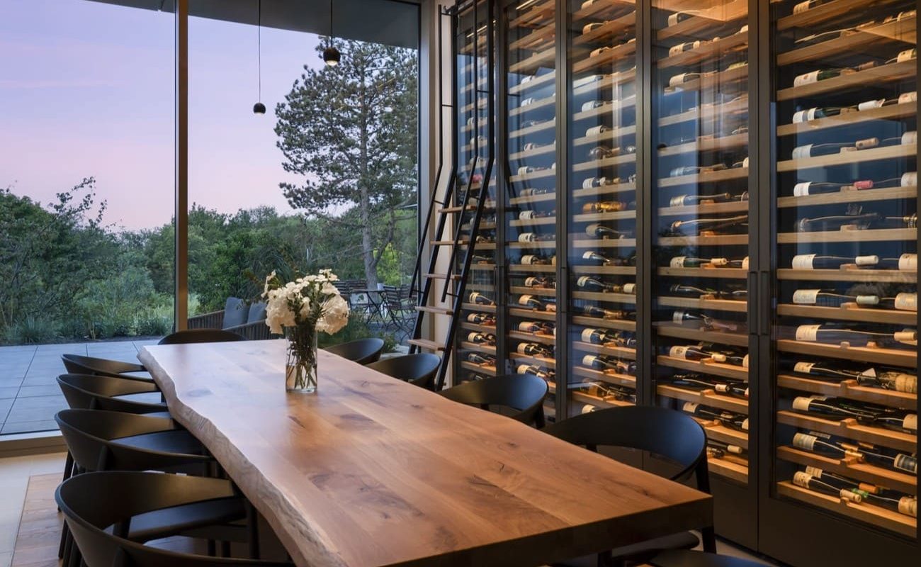 Weinauswahl im Wald.Weit