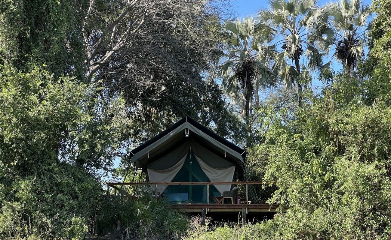 Blick auf ein Zelt von Camp Kala