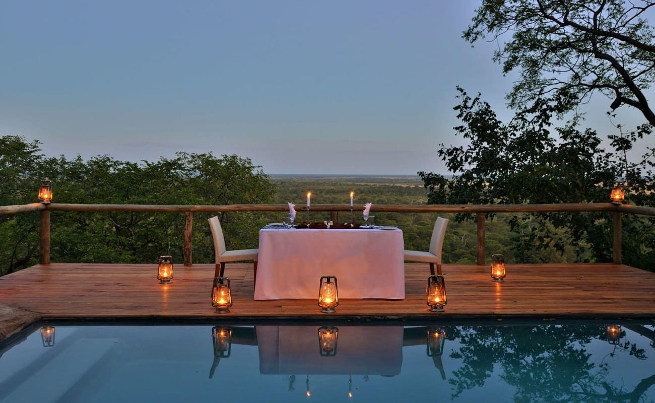 Am Pool der Ghoha Hills Savuti Lodge