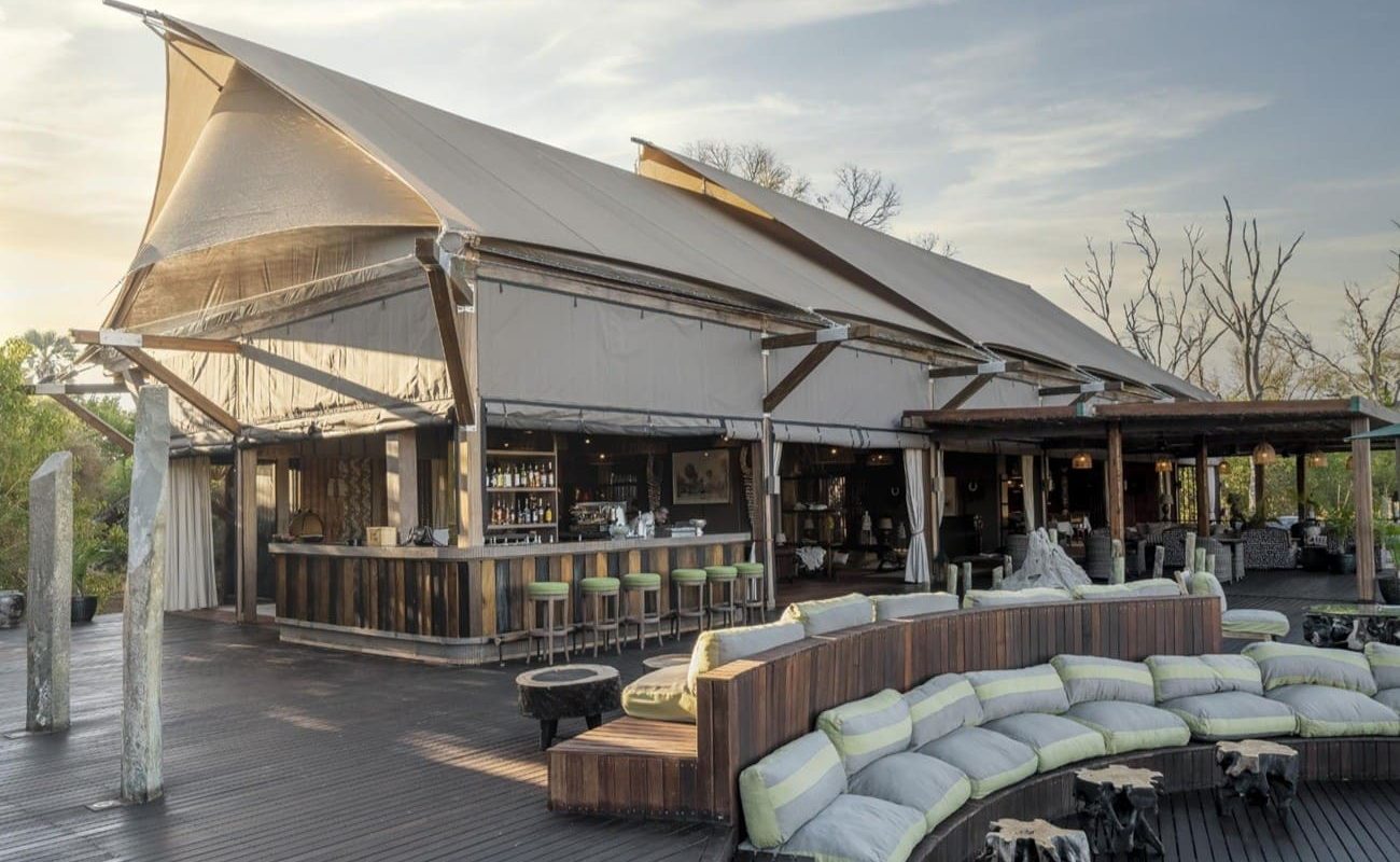 Atzaro Okavango Deck Deck und Bar von Atzaro