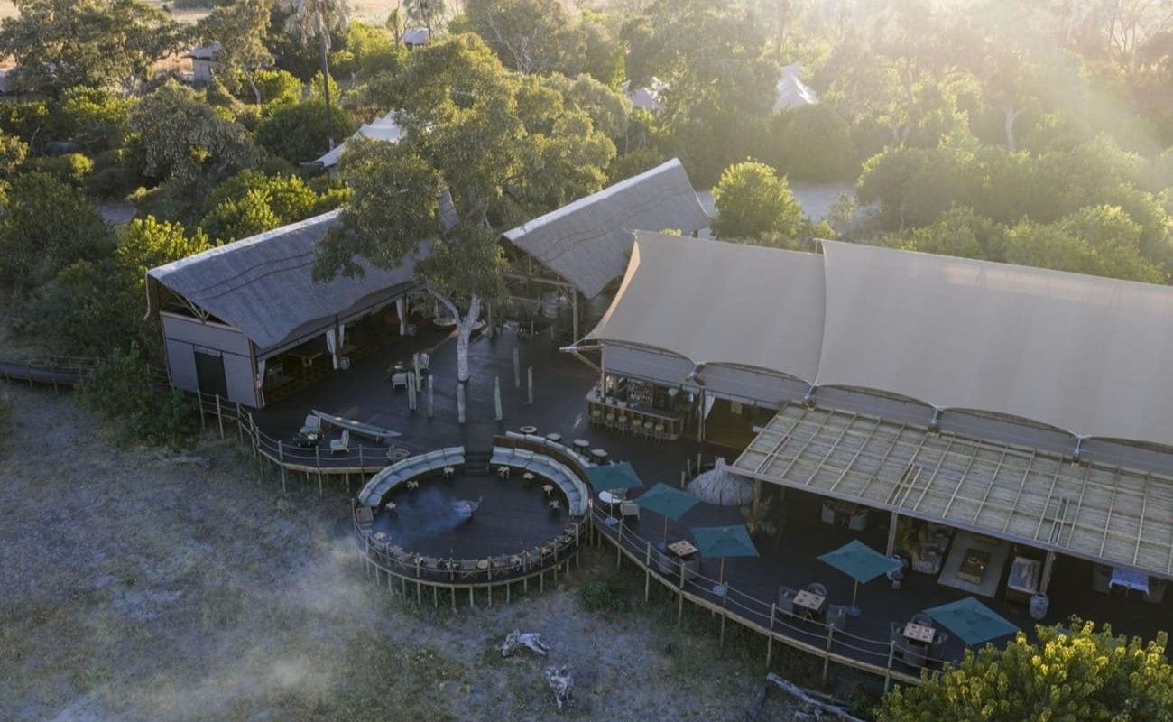 Atzaro Okavango Gesamtansicht Blick auf das Luxuscamp Atzaro