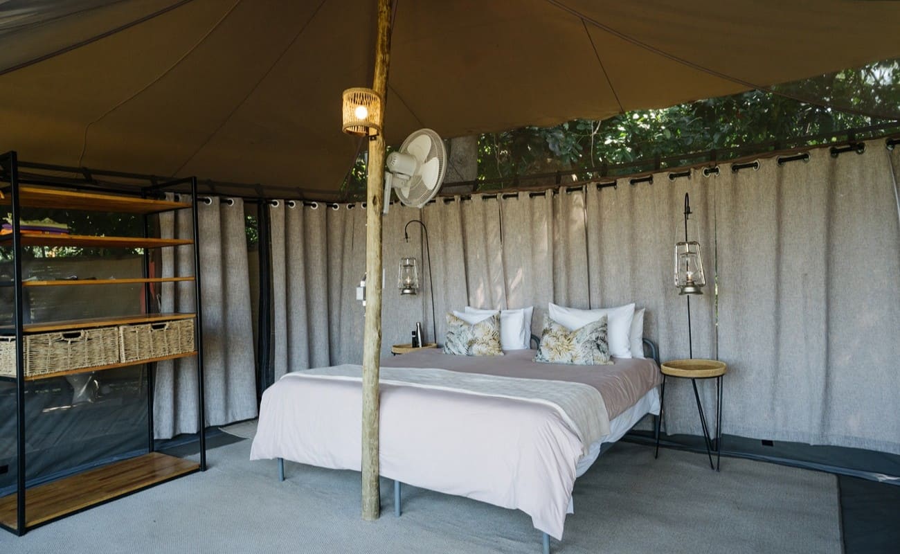 In einem der rustikalen Zelte