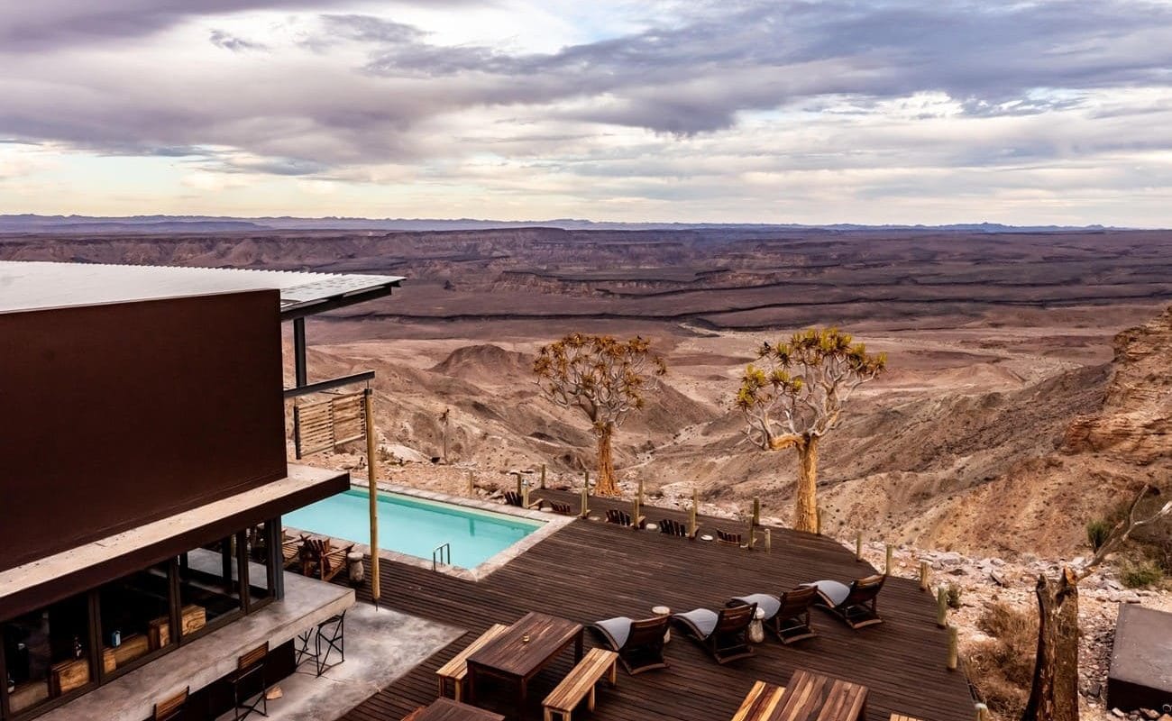 Haupthaus und Pool der Fish River Lodge