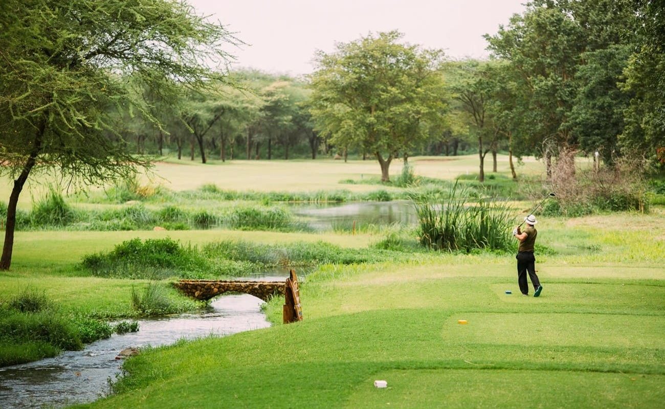 Golfen und Safari in Tansania Kilimanajaro Golf Fairway Golfen und Safari Tansania Kilimanjaro Golf