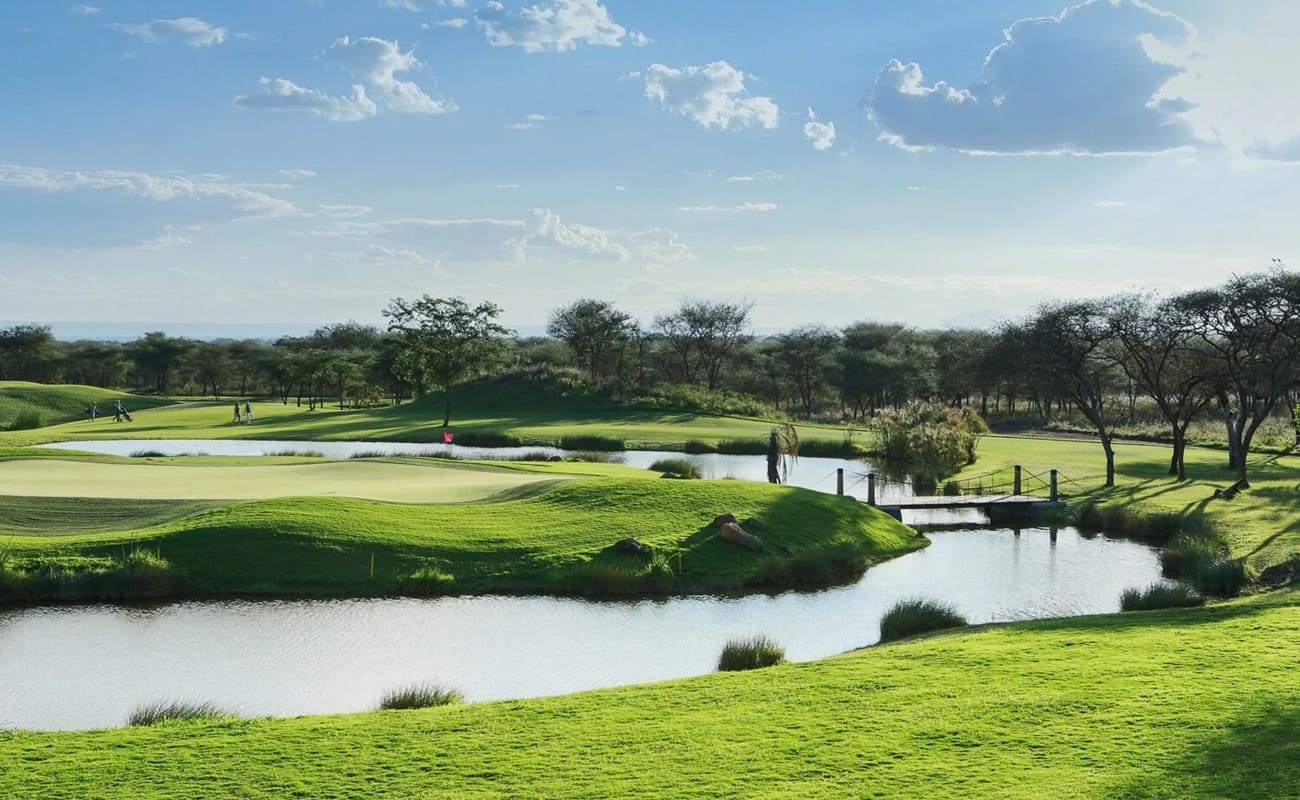 Golfen und Safari in Tansania Wasserhindernis