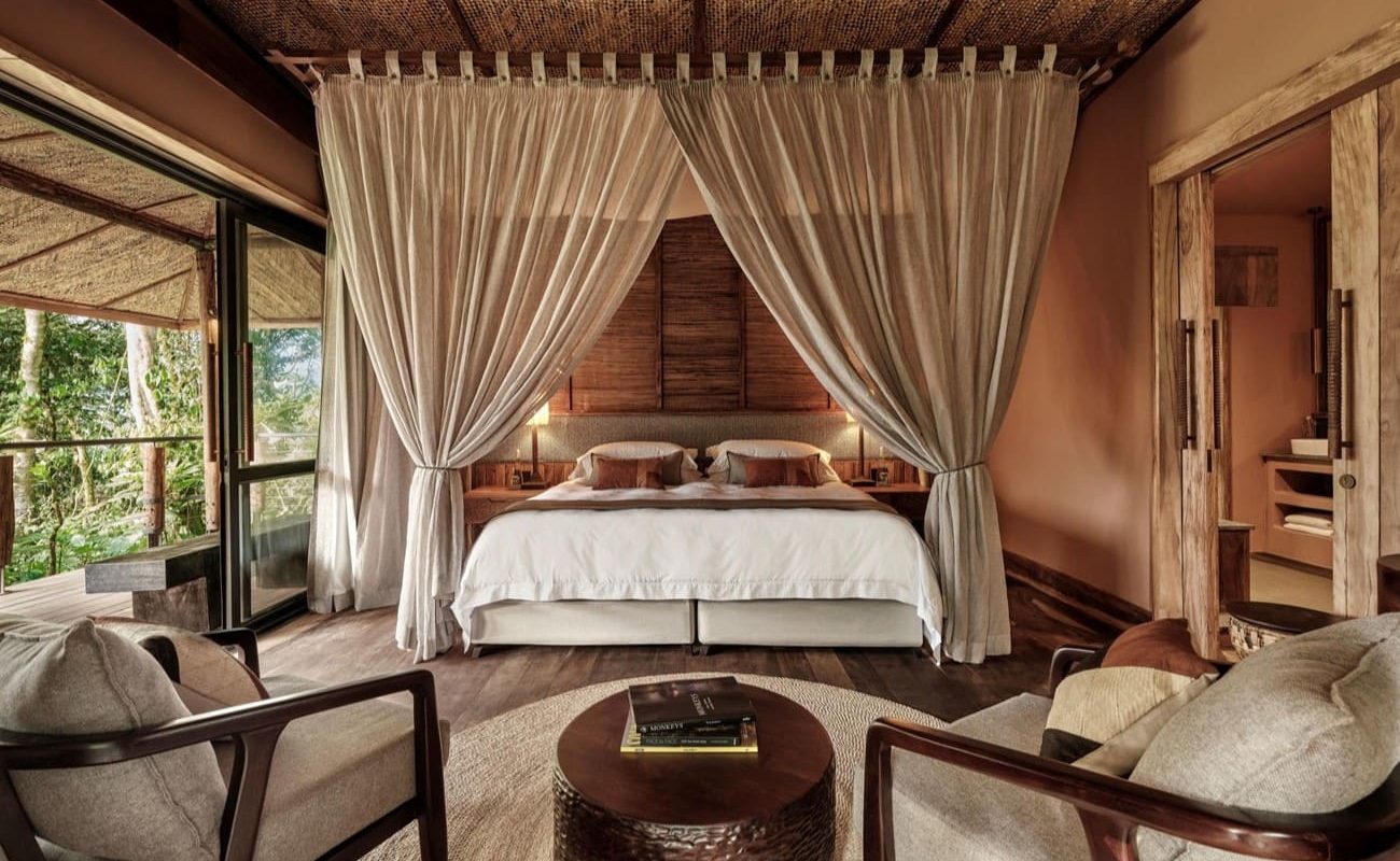Schlafzimmer einer Villa in der Gorilla Forest Lodge