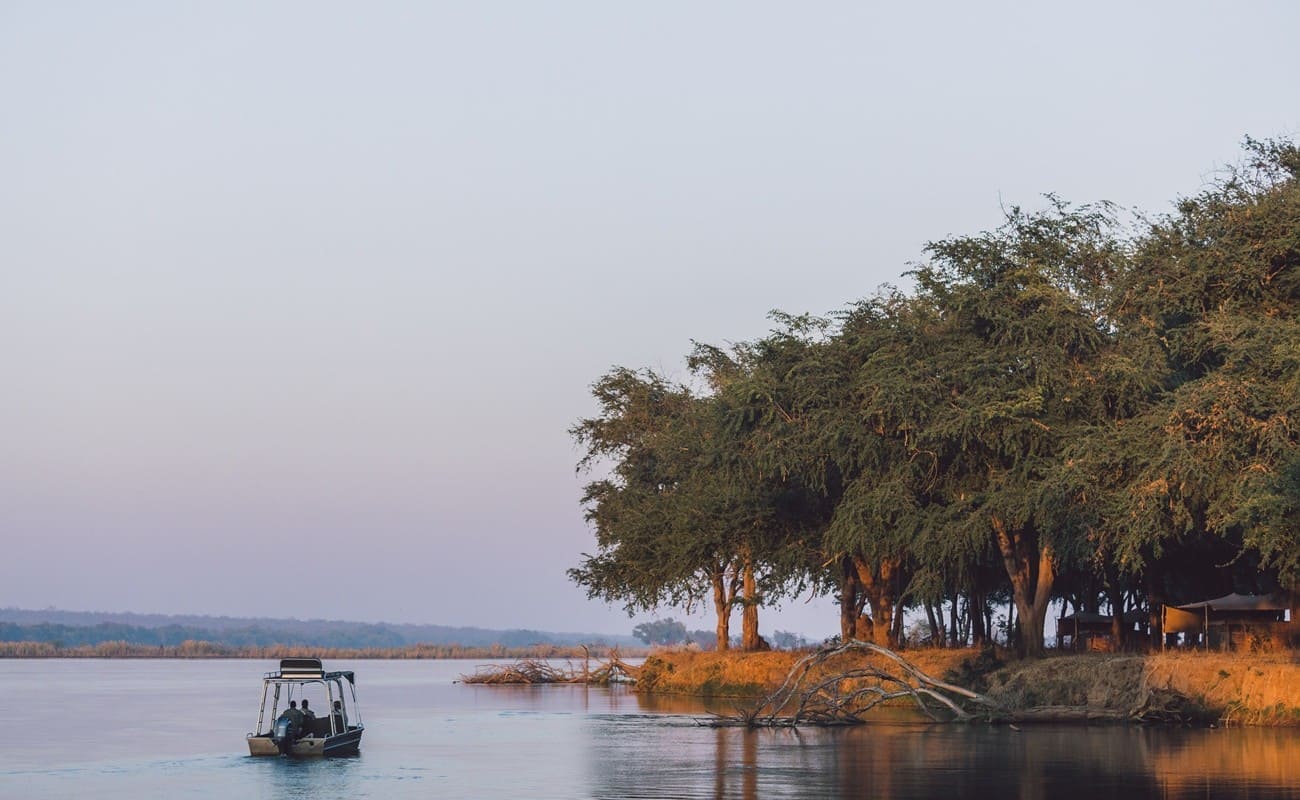 Kutali Camp Boot am Camp