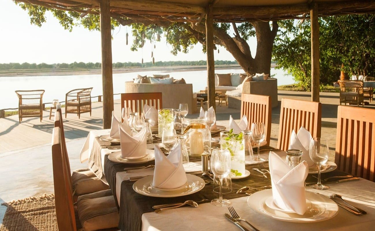 Dinner im Haupthaus des Three Rivers Camp